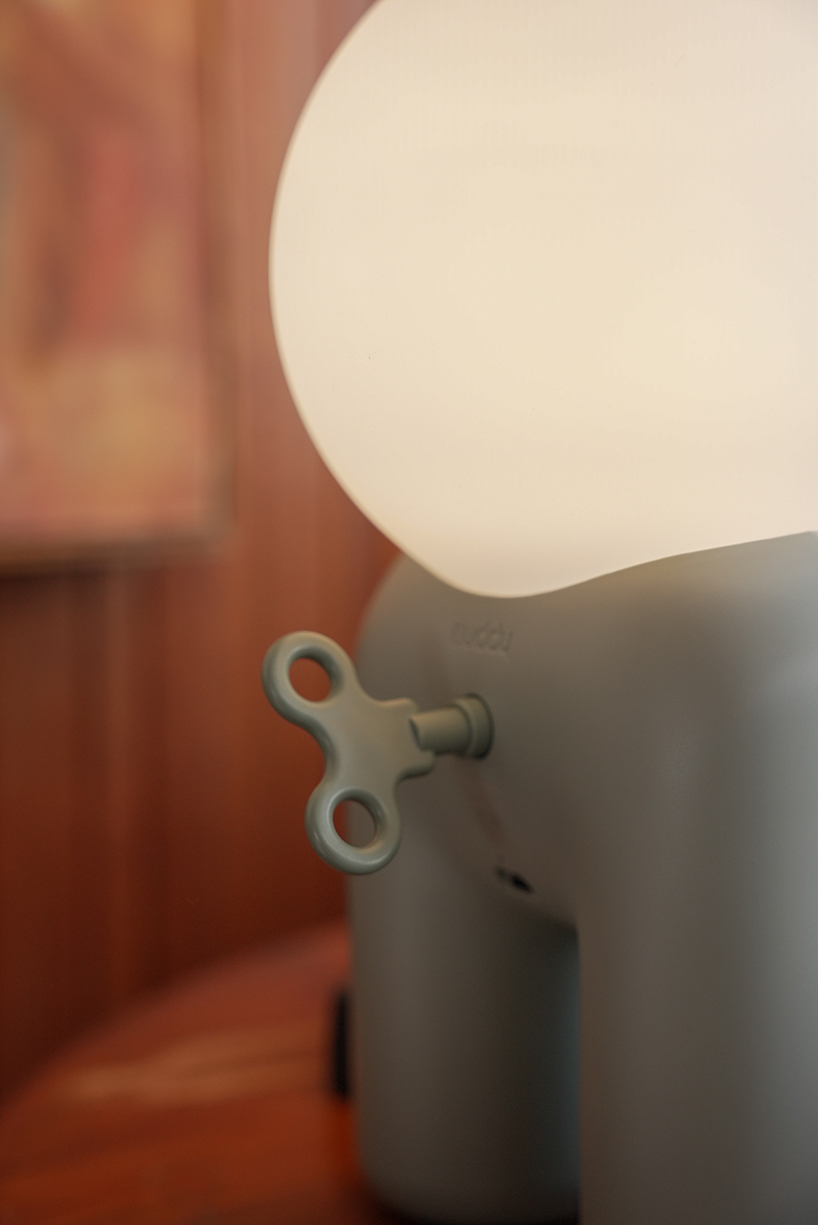 buddy portable mood lamp encourages interaction through a single wind-up key - 7