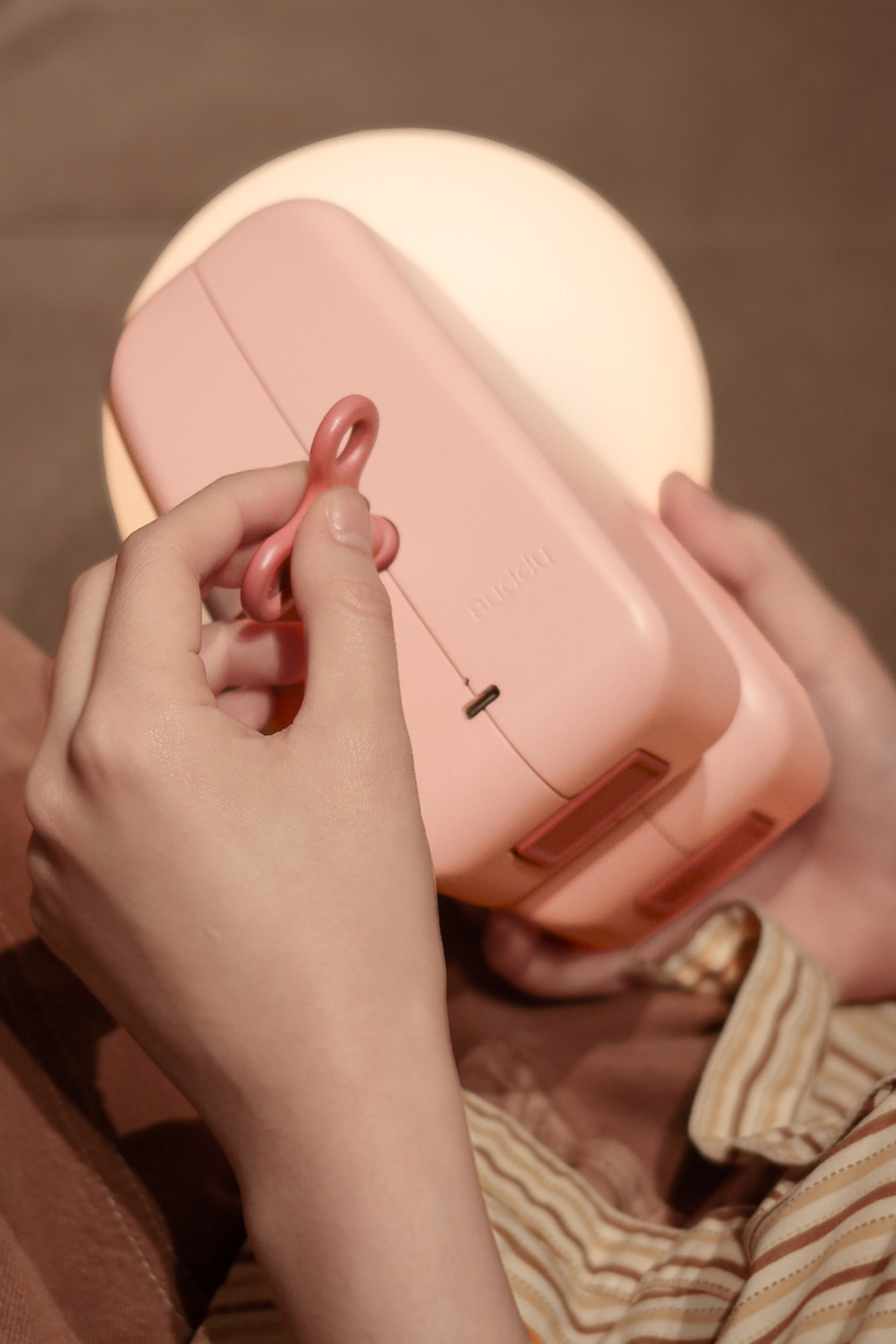 buddy portable mood lamp encourages interaction through a single wind-up key - 5