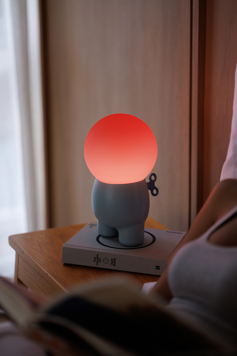 buddy portable mood lamp encourages interaction through a single wind-up key - 10