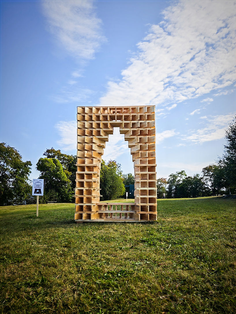 lens installation uses rhythmic timber slats to frame island&rsquo;s historic churches - 2
