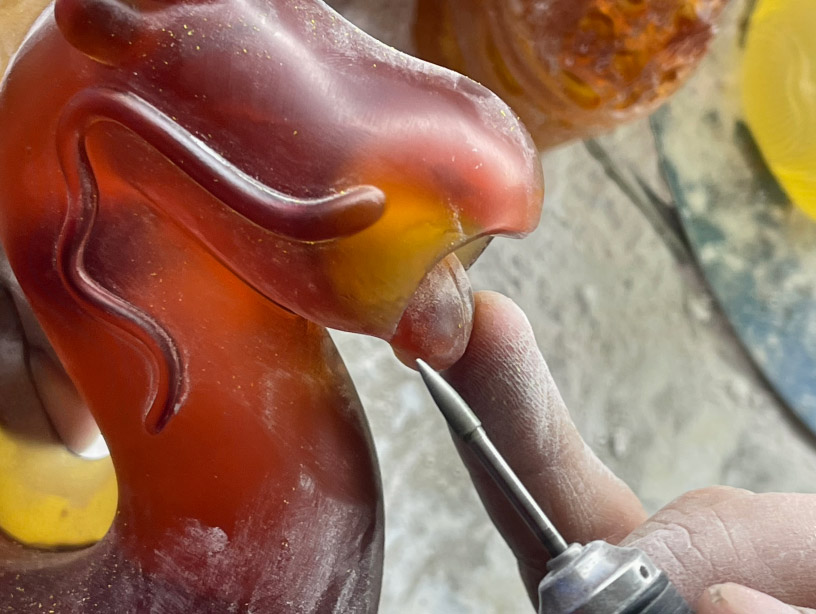 crystal animal sculptures freeze the open-mouthed gesture of a roar - 9