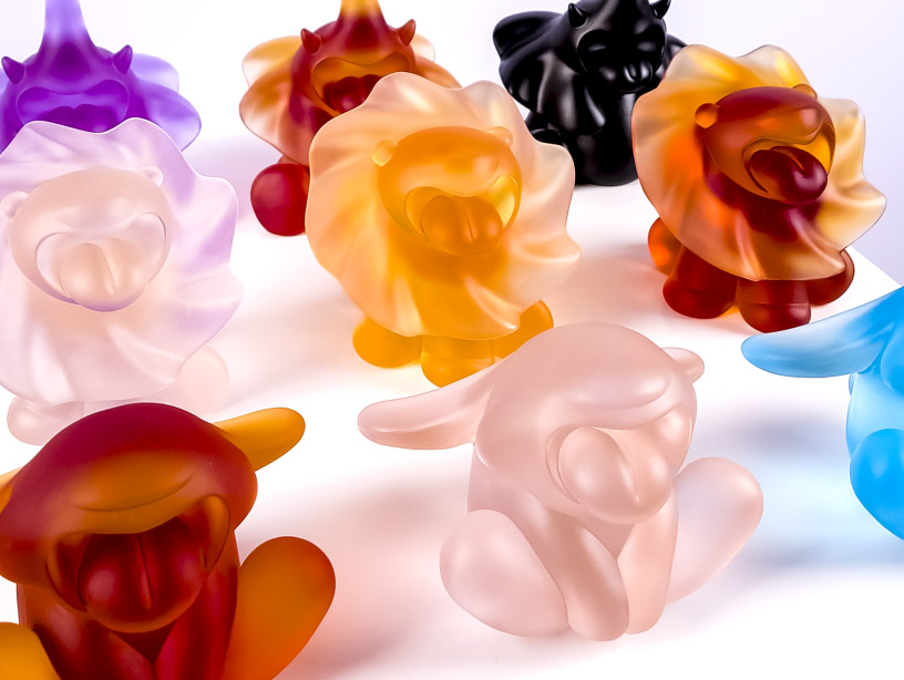crystal animal sculptures freeze the open-mouthed gesture of a roar - 1