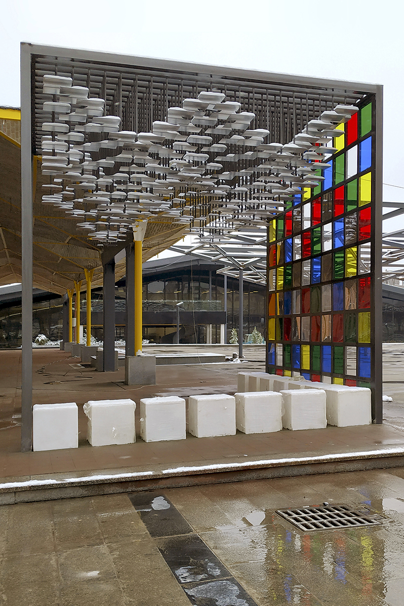 hundreds of suspended mirrors turn iranian pavilion into a shifting light machine - 8