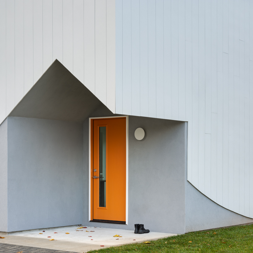 a swooping facade line reinterprets suburban split-level homes in new jersey - 5