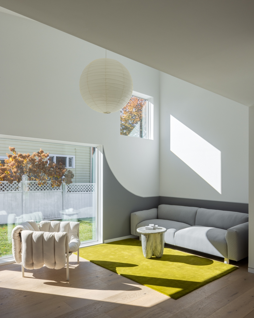 a swooping facade line reinterprets suburban split-level homes in new jersey - 7