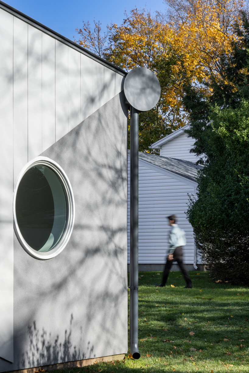 a swooping facade line reinterprets suburban split-level homes in new jersey - 4