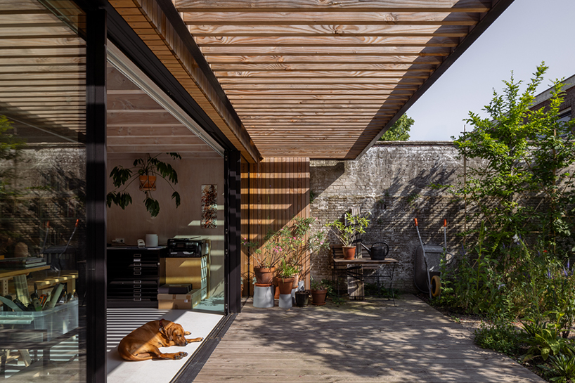 DP6 adds timber painter's studio to historic house in Delft