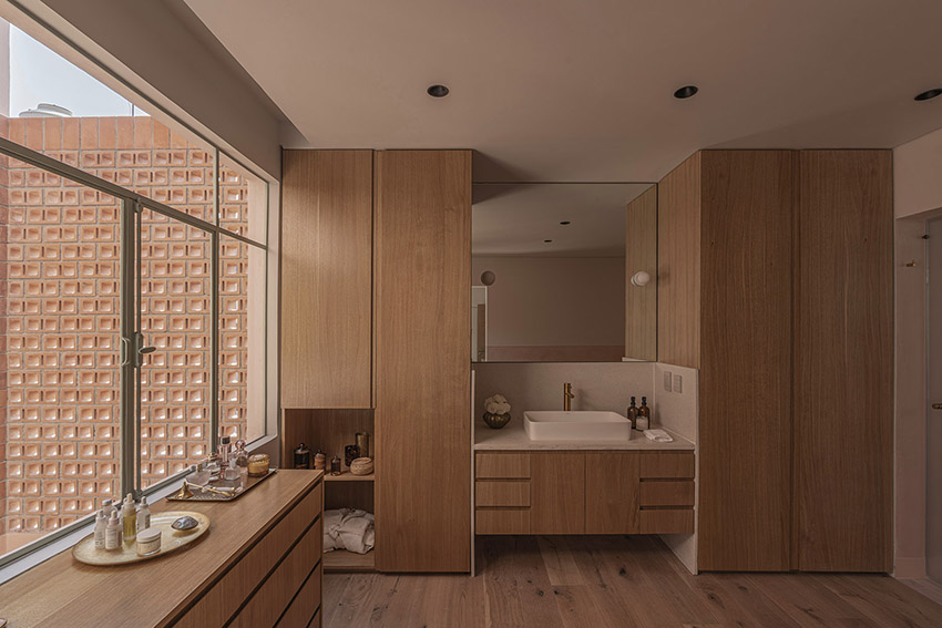 amasa estudio carves patios and millwork into a mid-century home in mexico city - 12