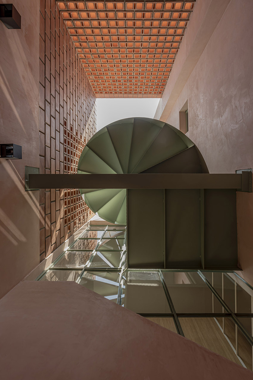amasa estudio carves patios and millwork into a mid-century home in mexico city - 4