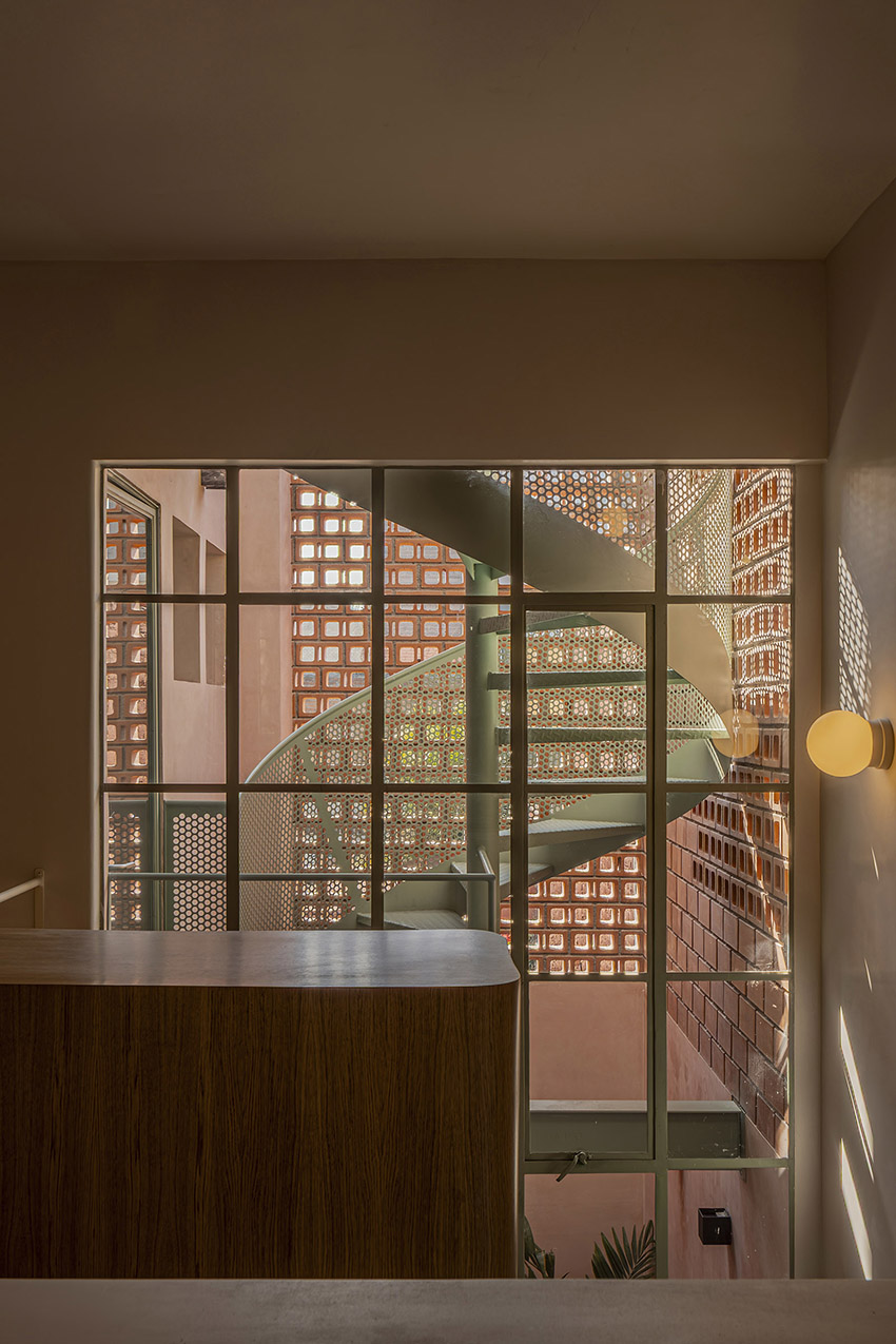 amasa estudio carves patios and millwork into a mid-century home in mexico city - 6