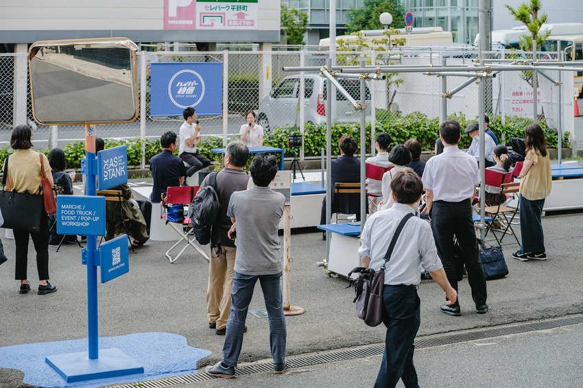 scaffolding pipes turn into street furniture activating a future development site in osaka - 10
