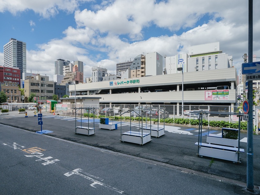 scaffolding pipes turn into street furniture activating a future development site in osaka - 7