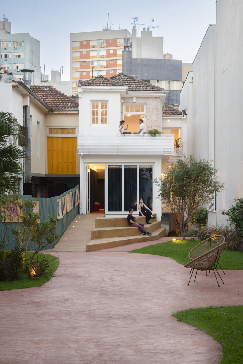exposed brick and blue metal transform a 1930s brazilian house into a cultural art hub - 10
