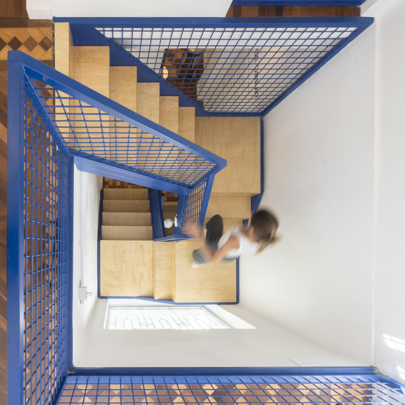 exposed brick and blue metal transform a 1930s brazilian house into a cultural art hub - 6