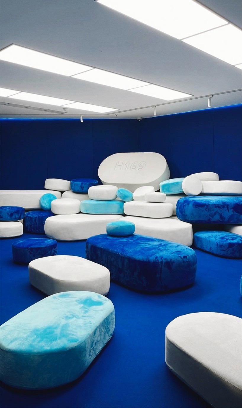 tablet-shaped pillows turn 48 hours of sleeplessness into tactile installation - 5