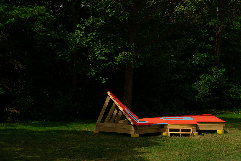 six disassembled facade fragments turn into playable open-ended stage in lake forest - 5