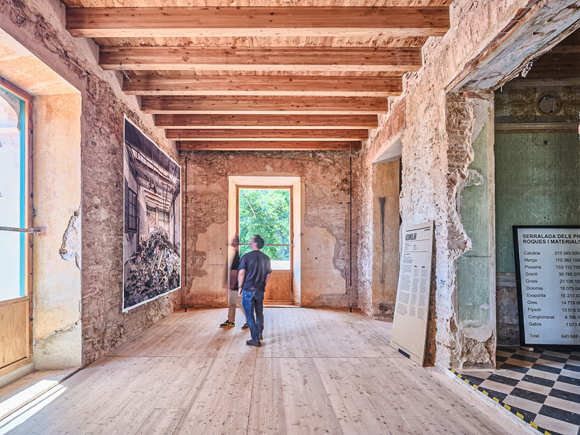 atlas re-edificatoria exhibition connects renovation photography with catalan art - 7