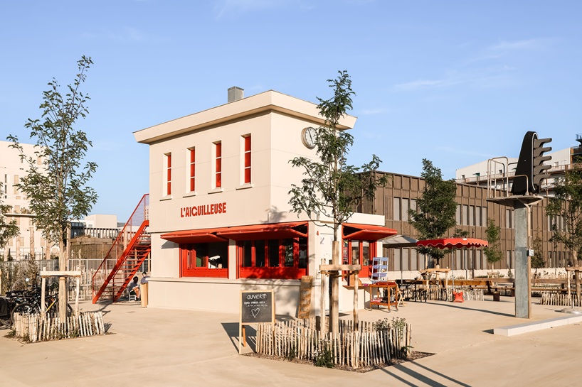 former railway signal box reopens as l'aiguilleuse red-orange kiosk-bar in nantes - 1