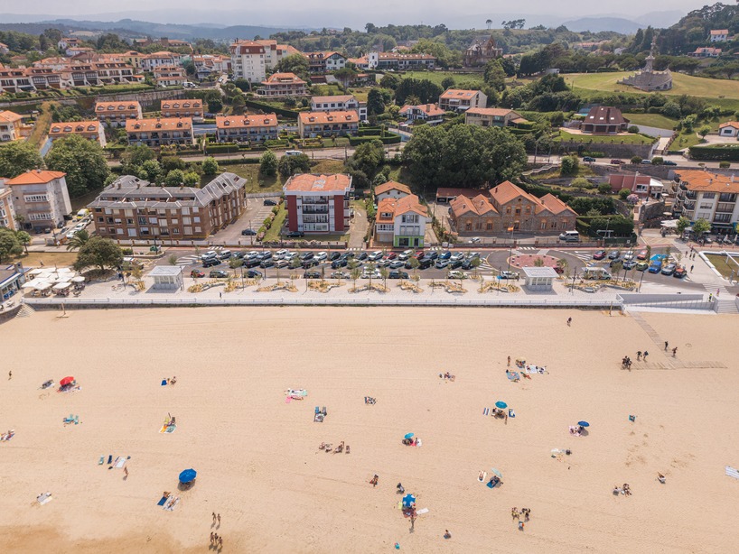 dune-inspired promenade brings sand and vegetation into comillas’ waterfront - 1