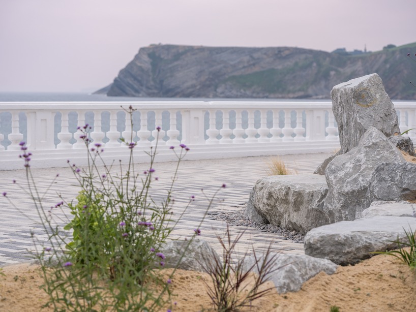 dune-inspired promenade brings sand and vegetation into comillas’ waterfront - 10