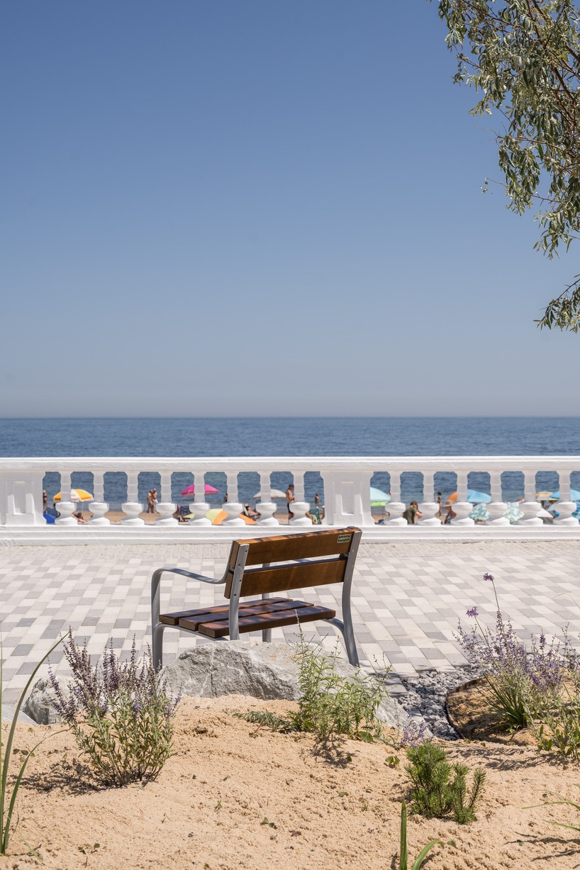 dune-inspired promenade brings sand and vegetation into comillas’ waterfront - 11
