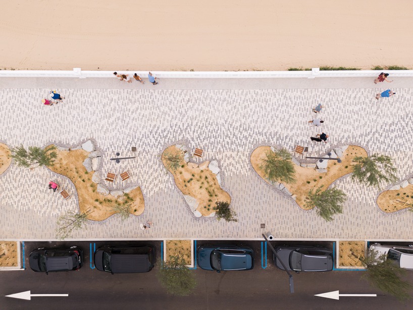 dune-inspired promenade brings sand and vegetation into comillas’ waterfront - 3