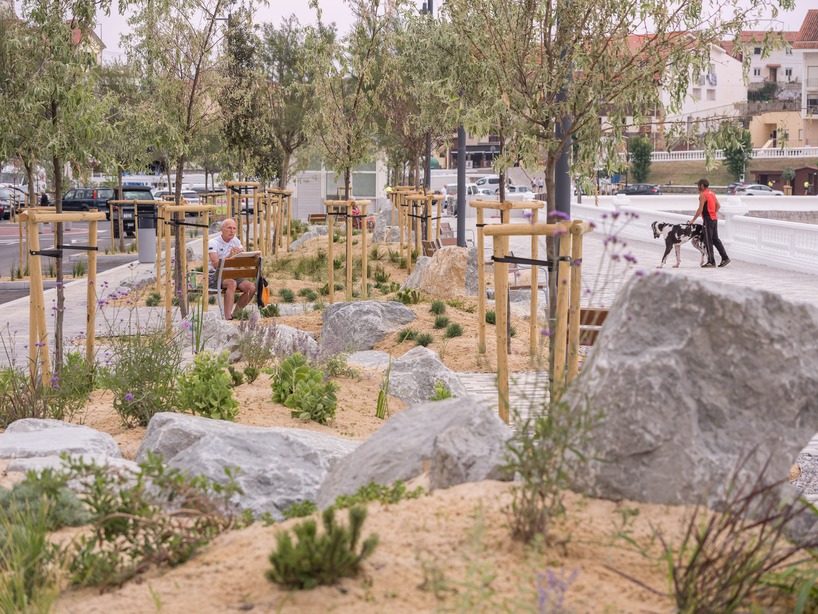 dune-inspired promenade brings sand and vegetation into comillas’ waterfront - 6