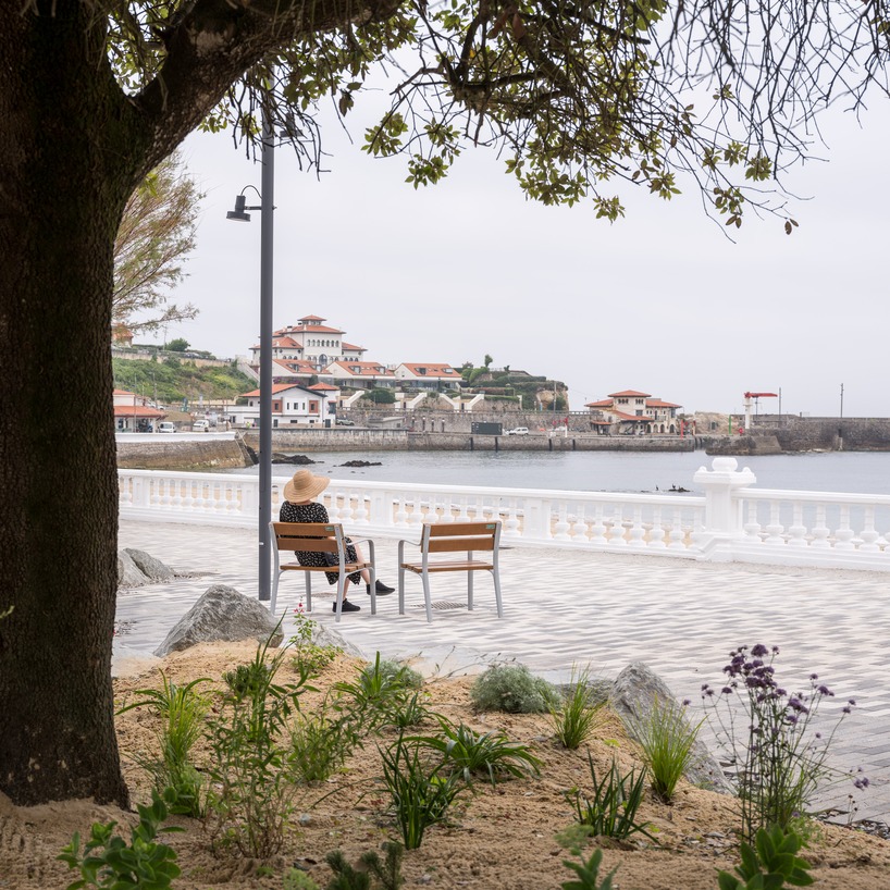 dune-inspired promenade brings sand and vegetation into comillas’ waterfront - 9