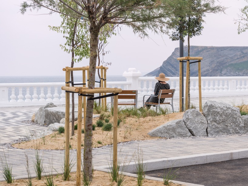 dune-inspired promenade brings sand and vegetation into comillas’ waterfront - 8