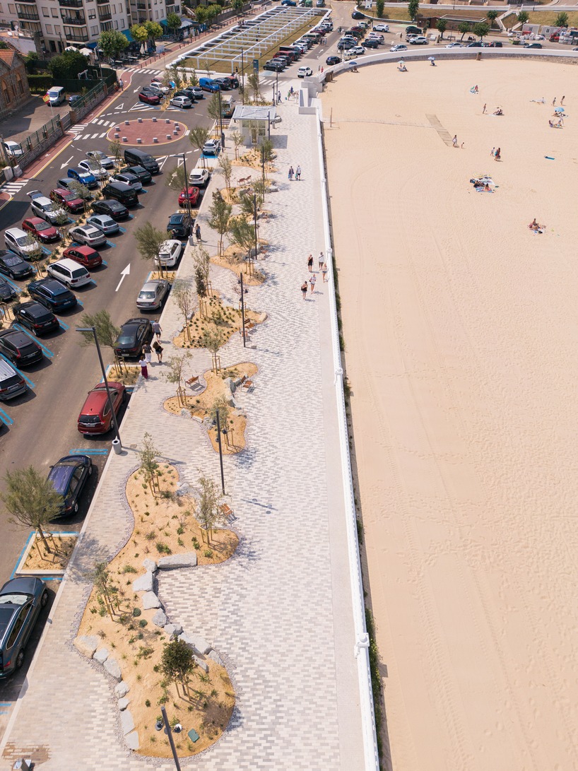 dune-inspired promenade brings sand and vegetation into comillas’ waterfront - 4