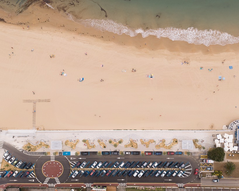 dune-inspired promenade brings sand and vegetation into comillas’ waterfront - 2