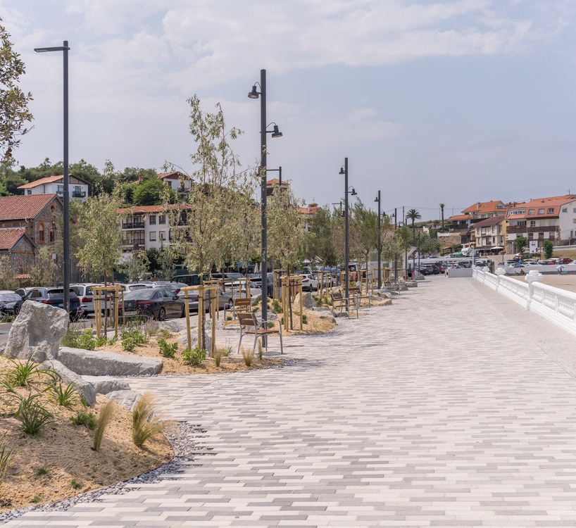 dune-inspired promenade brings sand and vegetation into comillas’ waterfront - 5