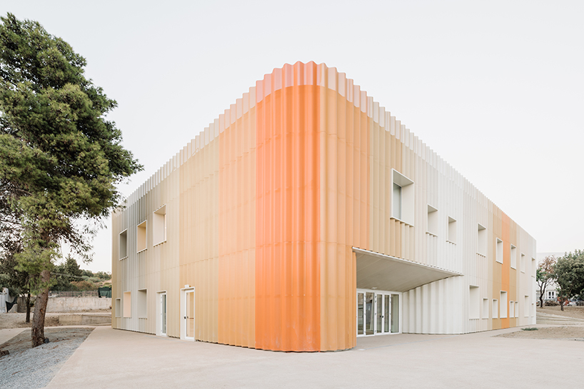 sardinian school wraps in perforated aluminum facade to enclose flexible agorà - 1