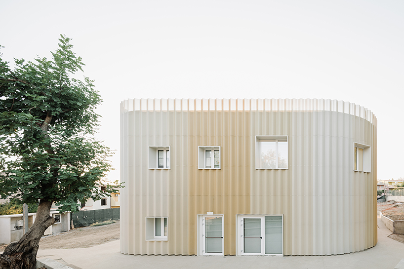 sardinian school wraps in perforated aluminum facade to enclose flexible agorà - 3