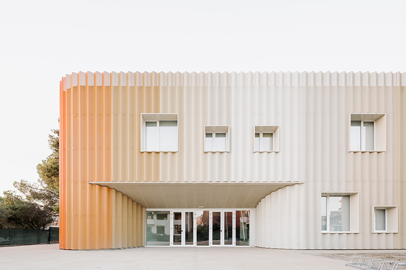 sardinian school wraps in perforated aluminum facade to enclose flexible agorà - 2