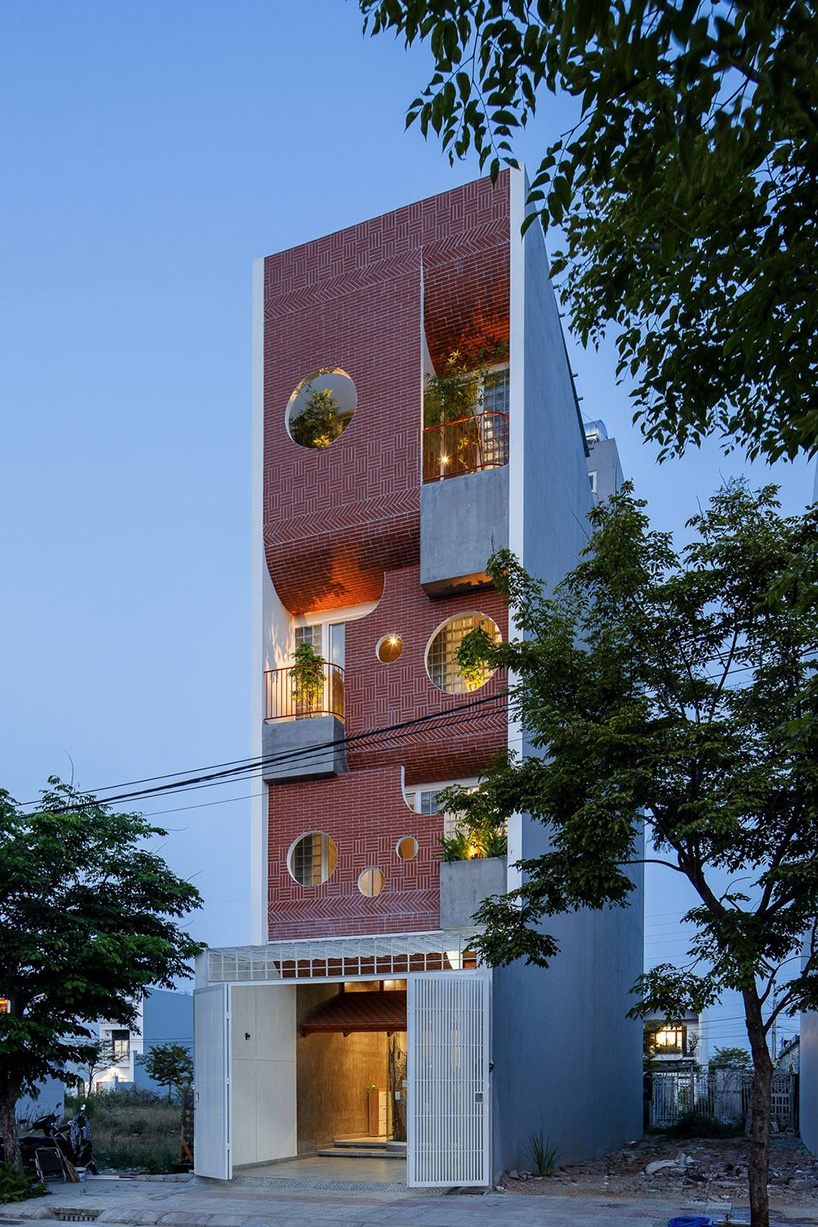 arches-round-openings-blank-spaces-ad9-architects-vietnamese-house-designboom-0
