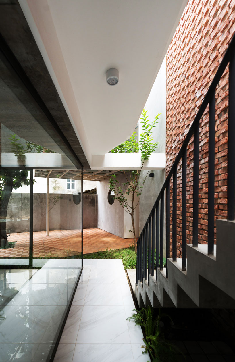 adstudio-stacking-roof-house-vietnam-designboom-14