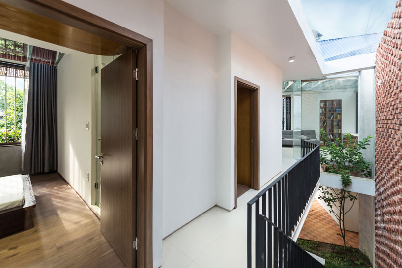 adstudio-stacking-roof-house-vietnam-designboom-15