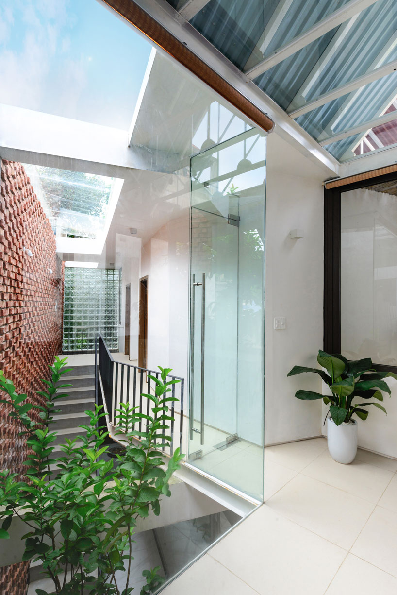 adstudio-stacking-roof-house-vietnam-designboom-20