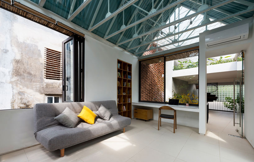 adstudio-stacking-roof-house-vietnam-designboom-21