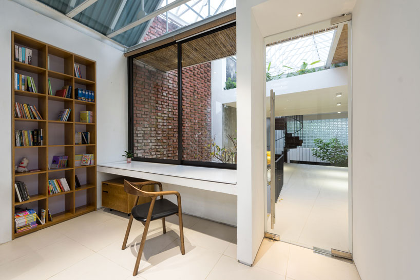 adstudio-stacking-roof-house-vietnam-designboom-22