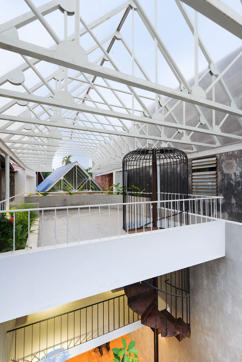 adstudio-stacking-roof-house-vietnam-designboom-23
