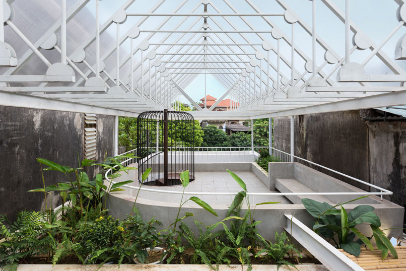 adstudio-stacking-roof-house-vietnam-designboom-24