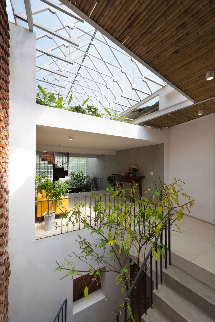 adstudio-stacking-roof-house-vietnam-designboom-25