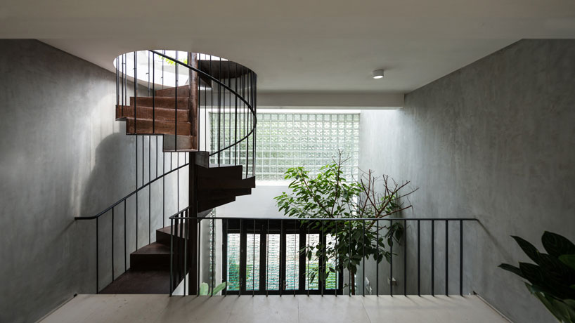 adstudio-stacking-roof-house-vietnam-designboom-26