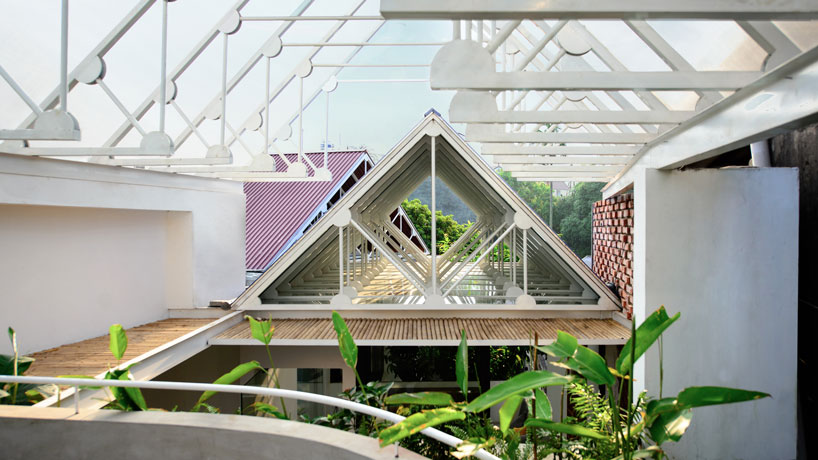 adstudio-stacking-roof-house-vietnam-designboom-30