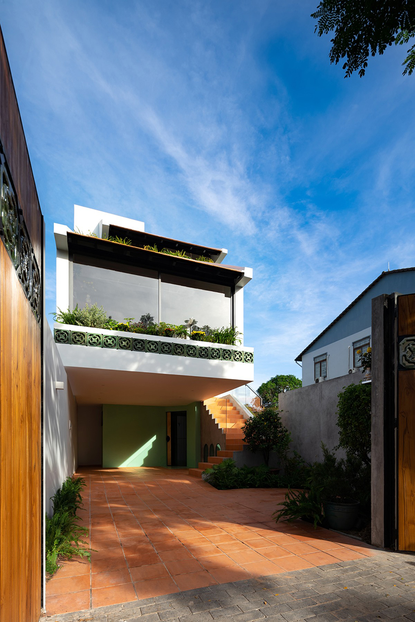 adstudio-residence-vietnam-pink-staircase-designboom-a