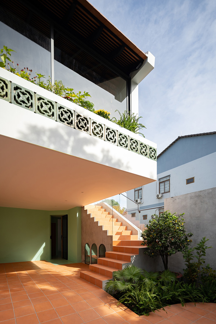 adstudio-residence-vietnam-pink-staircase-designboom-b