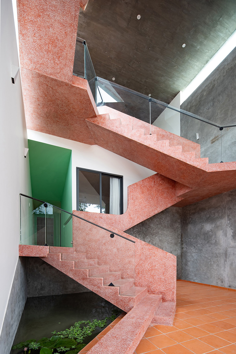 adstudio-residence-vietnam-pink-staircase-designboom-c