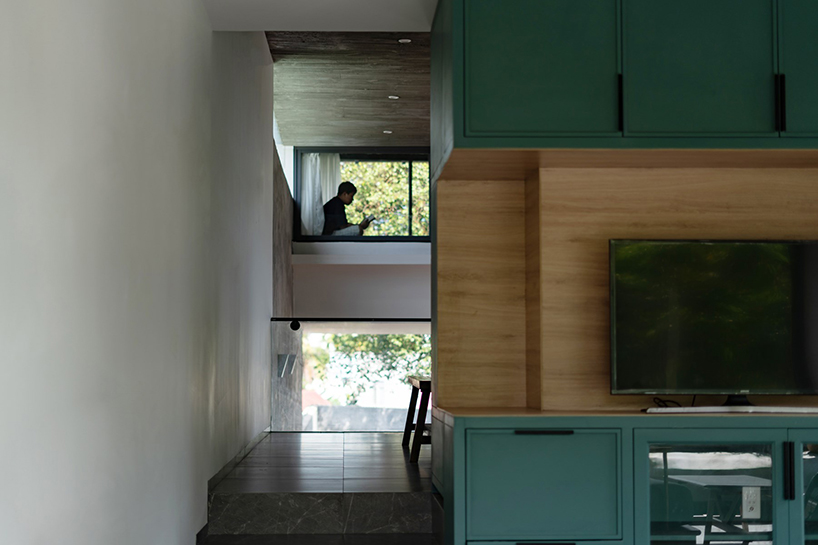 adstudio-residence-vietnam-pink-staircase-designboom-d